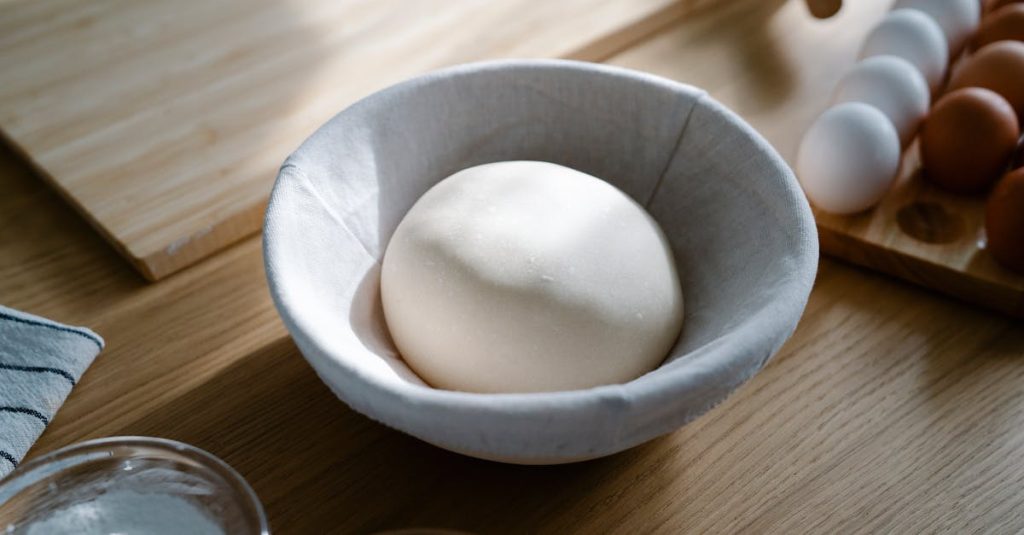 découvrez une recette savoureuse d'œufs au four au chorizo, idéale pour un petit-déjeuner ou un brunch plein de saveurs et de couleur.