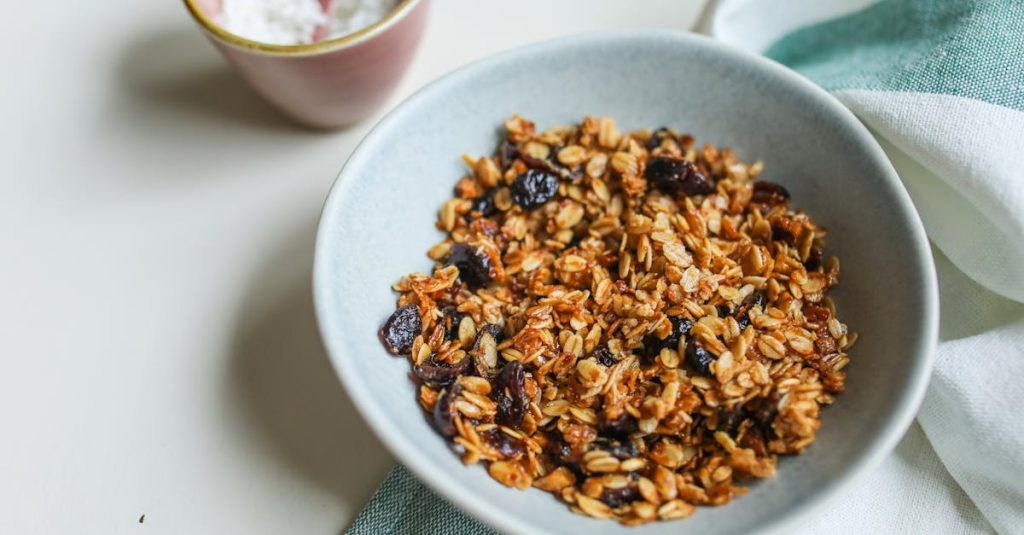 Comment préparer un granola bowl savoureux et équilibré 2 découvrez comment préparer un bol de granola délicieux et nutritif avec notre recette simple et rapide. parfait pour un petit-déjeuner sain et énergétique.