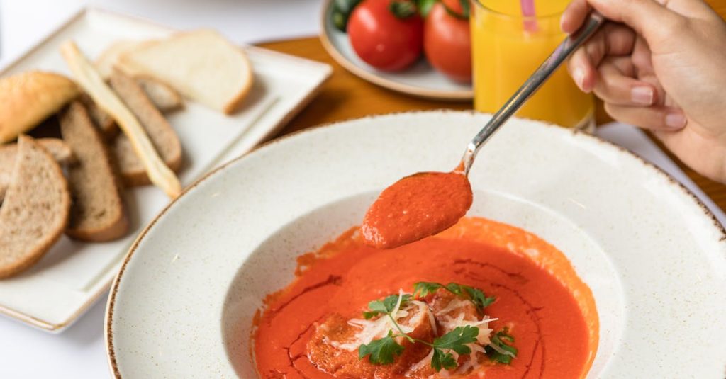 savourez une délicieuse soupe de pois traditionnelle, réconfortante et riche en saveurs, parfaite pour les repas d'hiver.