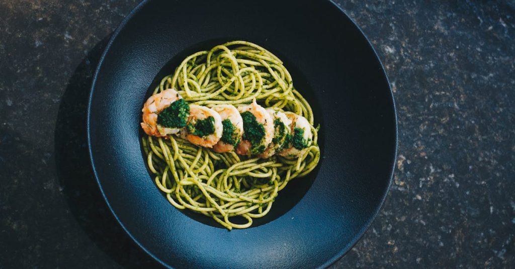 découvrez notre recette savoureuse de pâtes au jambon et pesto, un plat simple et rapide à préparer qui ravira vos papilles.