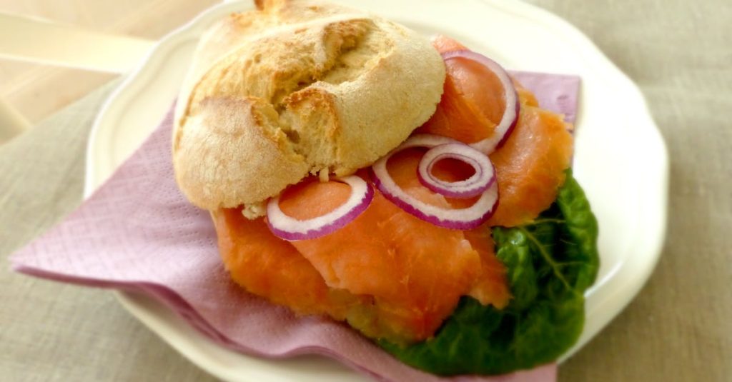 découvrez notre recette savoureuse de samosas au saumon fumé, une délicieuse fusion de saveurs parfaites pour un apéritif original et gourmand.