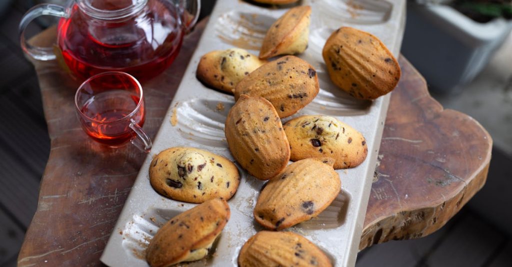 découvrez nos délicieuses madeleines moelleuses aux pépites de chocolat, une gourmandise parfaite pour le goûter ou le dessert.
