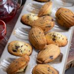découvrez nos délicieuses madeleines moelleuses aux pépites de chocolat, une gourmandise parfaite pour le goûter ou le dessert.