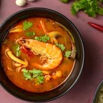 découvrez la recette authentique de la soupe thaïlandaise à la citronnelle et au lait de coco, une délicieuse préparation parfumée et réconfortante.