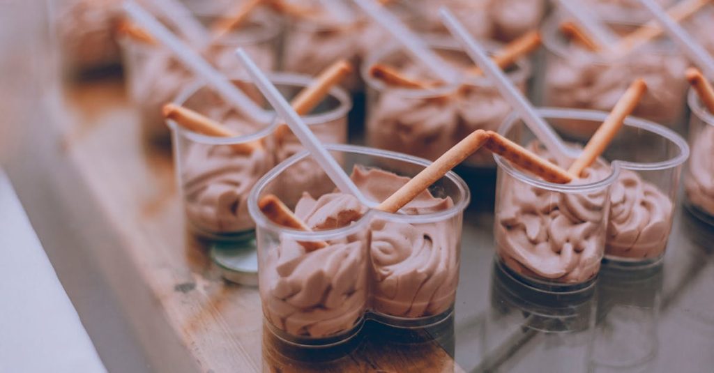 découvrez trois recettes délicieuses de mousse au chocolat, faciles à préparer et parfaites pour les amateurs de desserts gourmands.