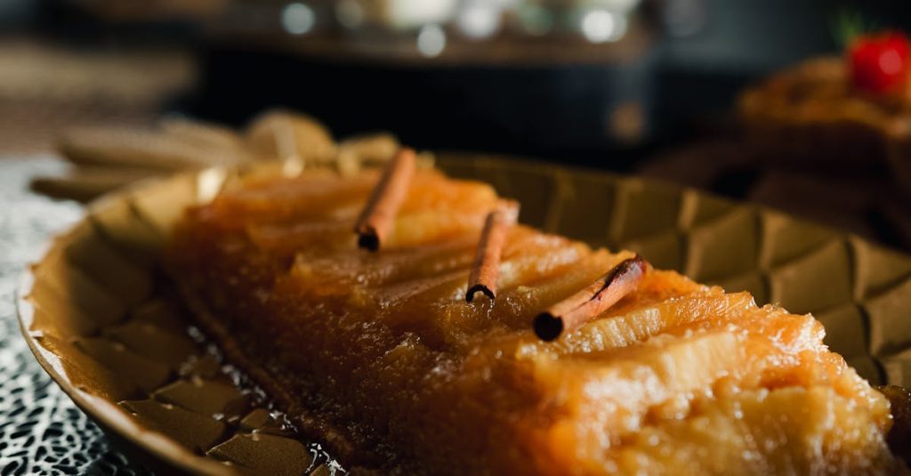 découvrez notre tarte aux pommes et caramel, une pâtisserie gourmande alliant la douceur des pommes fondantes au caramel onctueux pour un dessert irrésistible.