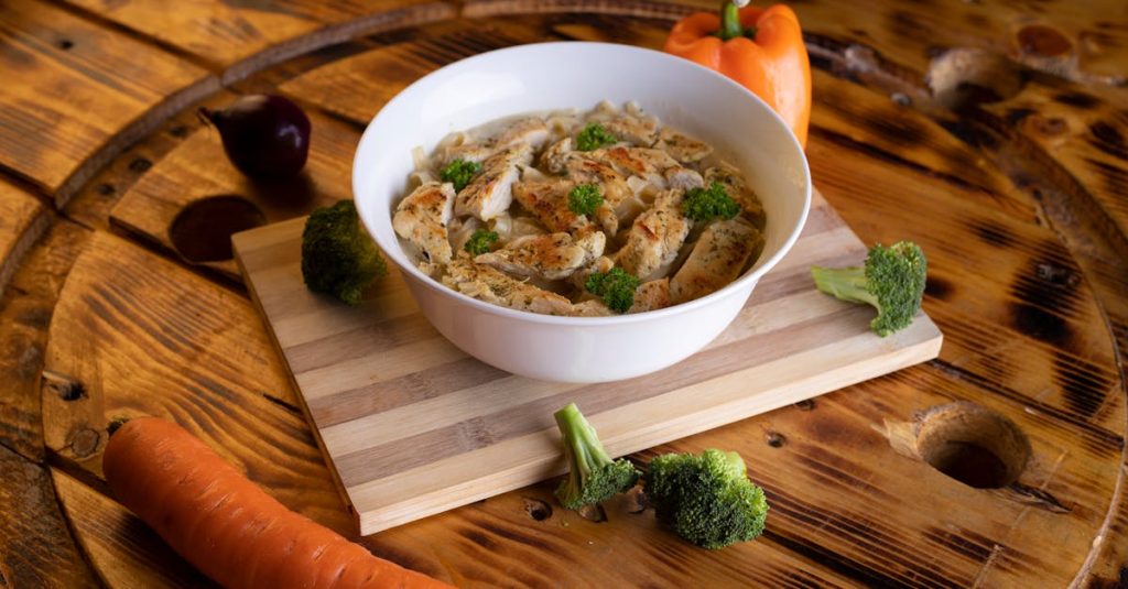 découvrez une recette savoureuse de poulet accompagné de courgettes et de carottes, parfaite pour un repas sain et délicieux.
