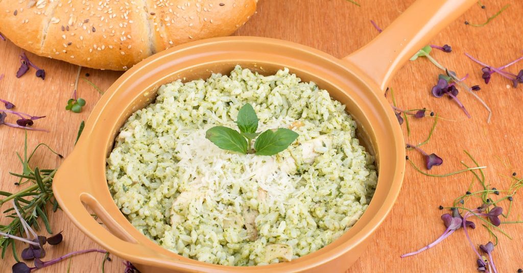 découvrez notre recette savoureuse de risotto au chorizo et courgettes, un plat crémeux et parfumé idéal pour un repas réconfortant.