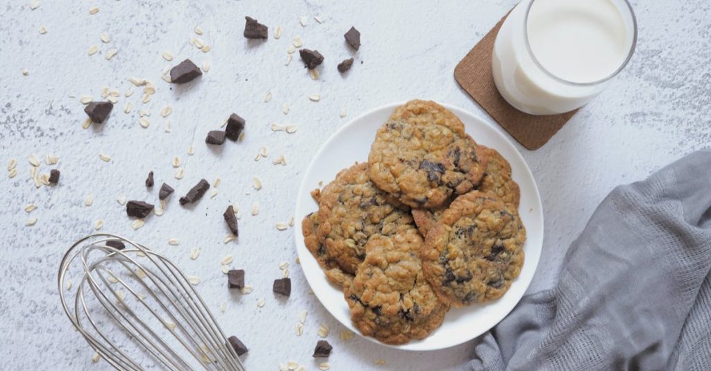 découvrez notre recette facile et délicieuse de cookies aux flocons d'avoine et pépites de chocolat, parfaits pour un goûter gourmand et réconfortant.