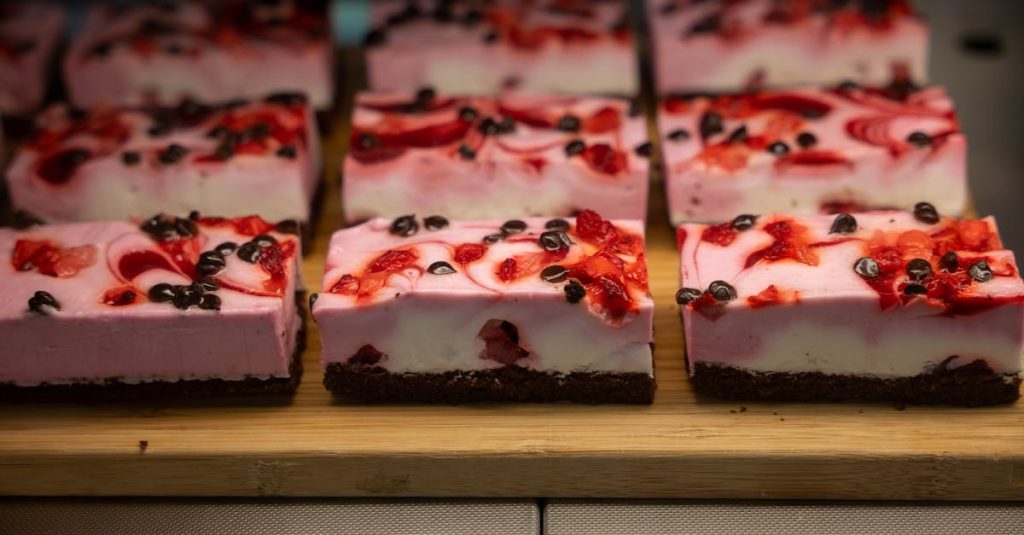 découvrez notre dessert gourmand alliant la douceur du chocolat blanc à la fraîcheur des framboises pour une expérience sucrée irrésistible.