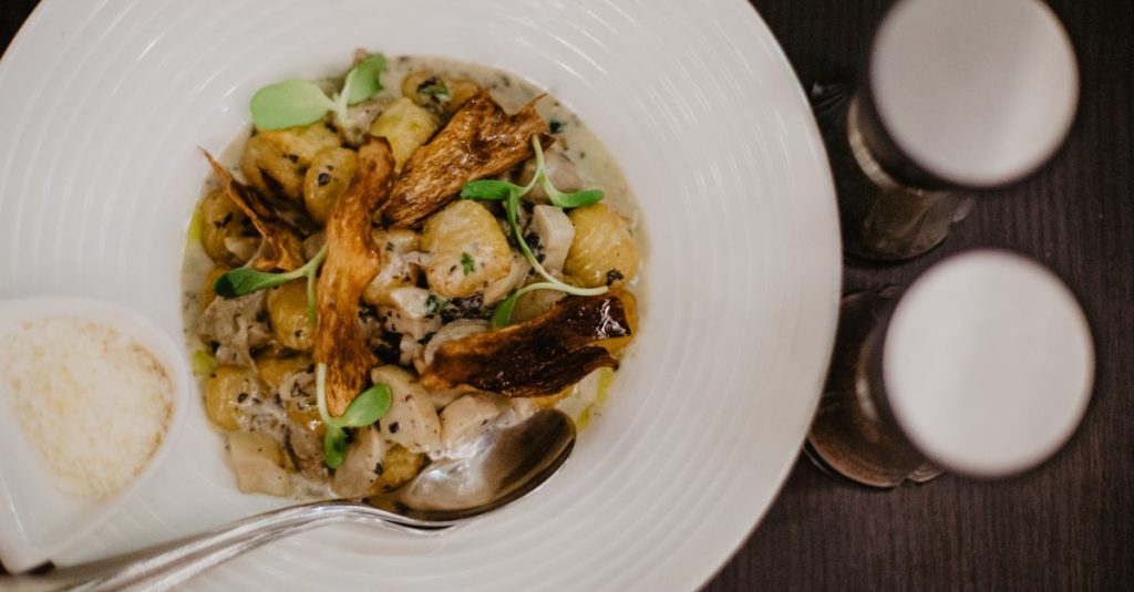 découvrez une recette savoureuse de gnocchis au poulet, facile à préparer et parfaite pour un repas réconfortant.