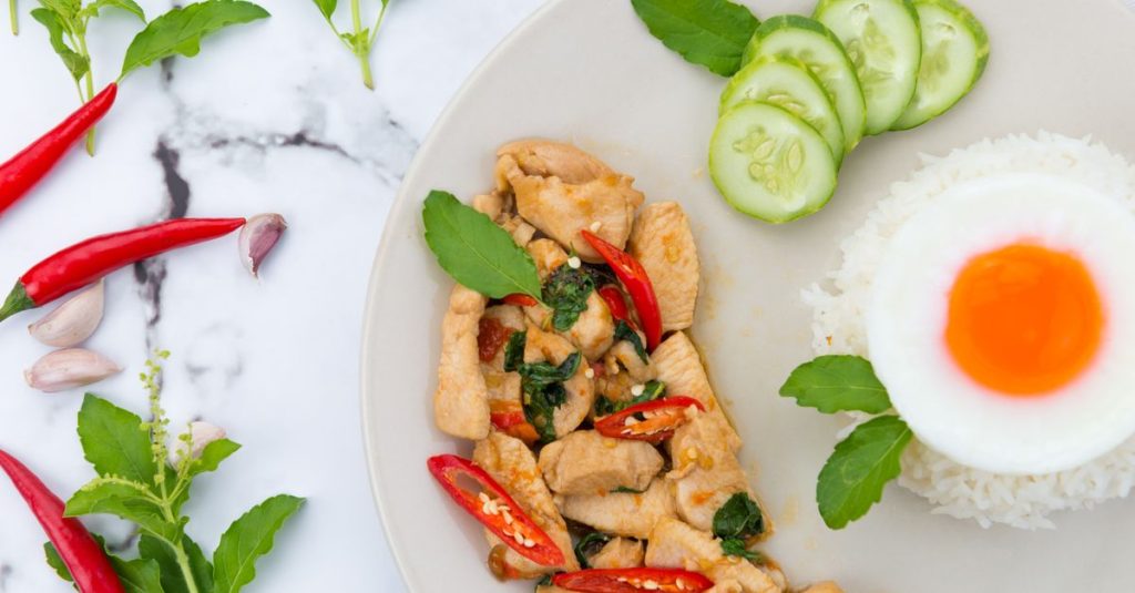 recette thaïlandaise de poulet au lait de coco : un plat savoureux et exotique alliant tendreté du poulet et douceur du lait de coco, facile à préparer chez soi.
