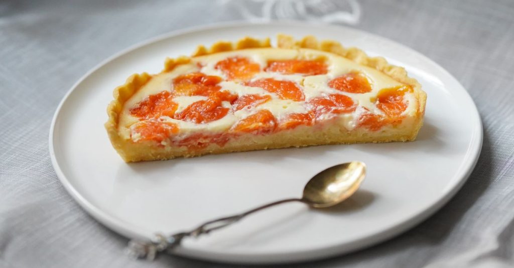 découvrez notre recette délicieuse de clafoutis aux abricots et aux amandes, un dessert fruité et gourmand parfait pour toutes les occasions.