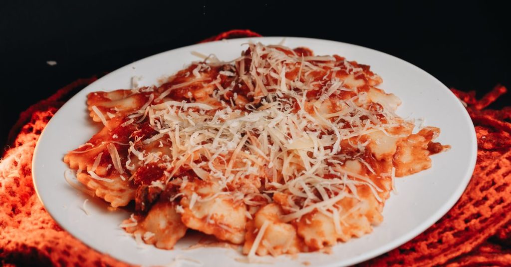 découvrez notre recette savoureuse de ravioli gratinés, alliant pâte fondante et fromage gratiné pour un plat réconfortant et gourmand.