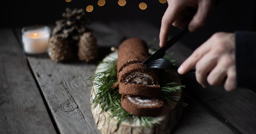 découvrez notre recette gourmande de bûche de noël aux spéculoos, une délicieuse douceur qui allie la tradition et le goût épicé des célèbres biscuits belges.
