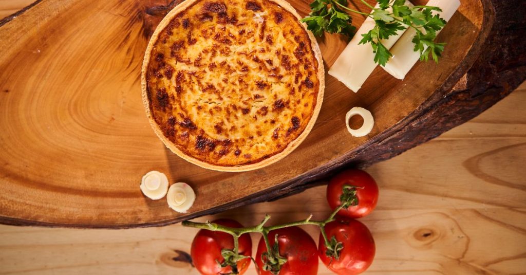 découvrez notre délicieuse tarte à la tomate, alliant une pâte croustillante à des tomates fraîches et une garniture savoureuse, idéale pour un repas léger et gourmand.
