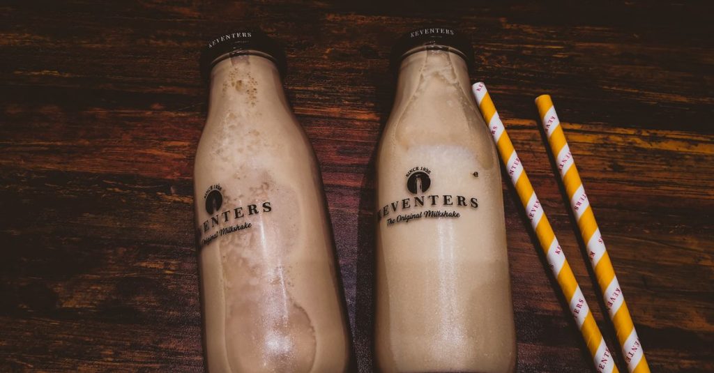 découvrez notre délicieux milkshake au chocolat, une boisson onctueuse et rafraîchissante parfaite pour toutes les envies de douceur.