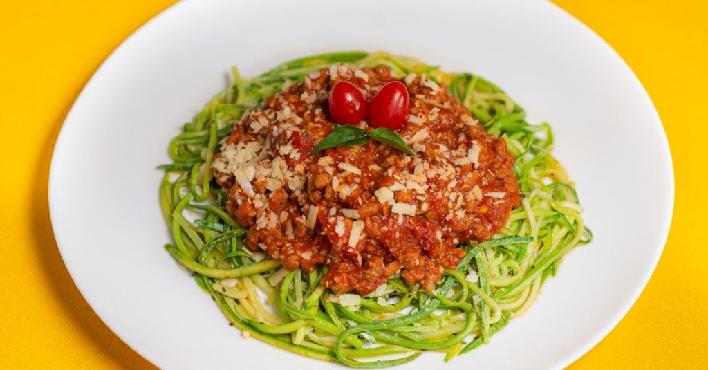 découvrez une délicieuse spaghetti squash à la bolognaise : une courge spaghetti garnie d’une sauce riche et savoureuse, idéale pour un repas réconfortant.